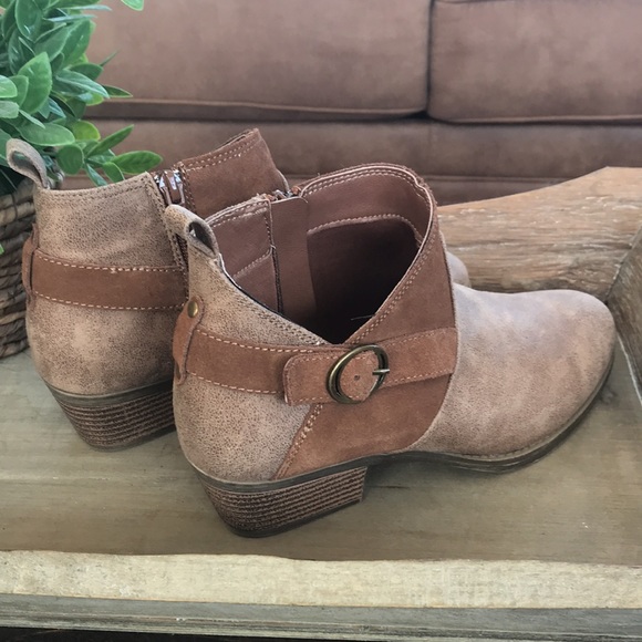 Skechers Shoes - Skechers leather memory foam boots Sz 7.5